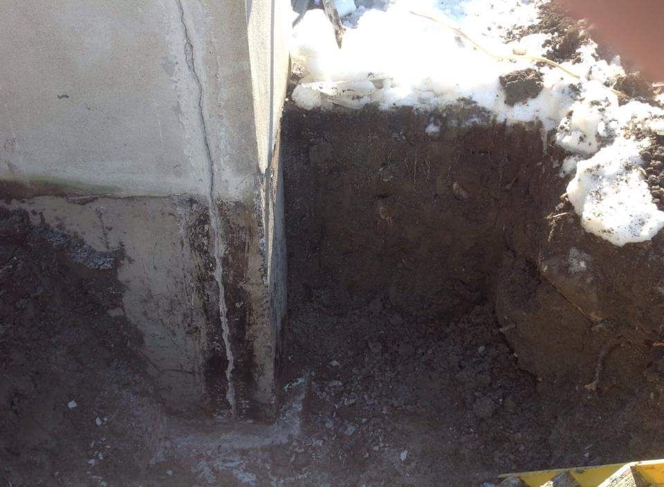 Un tas de terre se trouve à côté d’un mur de béton