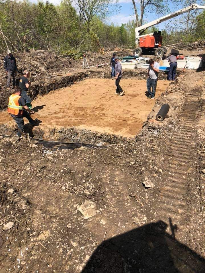 Un groupe de personnes travaillent sur un chantier de construction.
