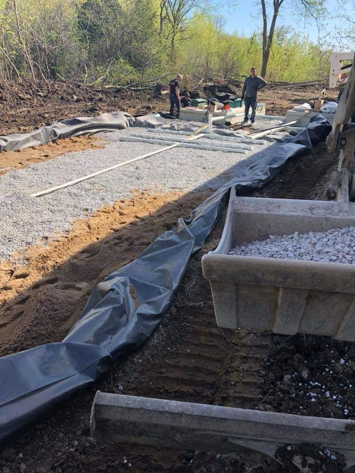 Un groupe d'ouvriers du bâtiment travaillent sur un chantier de construction.