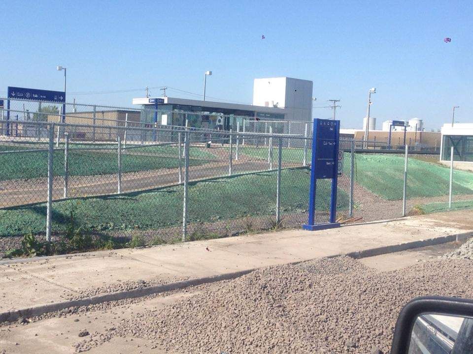 Une clôture avec un panneau bleu qui dit « a » dessus
