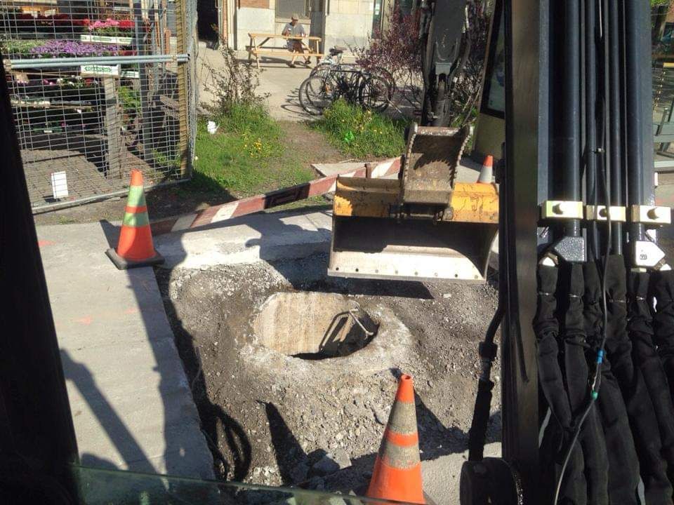 Un bulldozer creuse un trou dans le sol