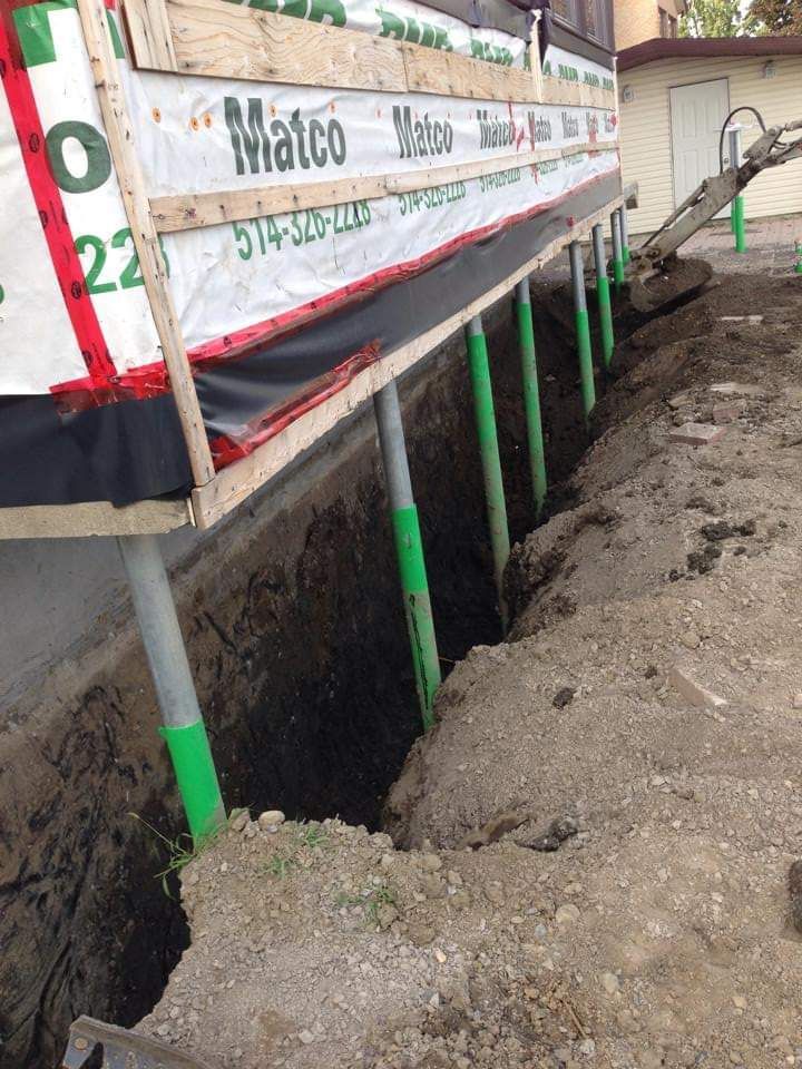 Un trou dans le sol avec une pancarte indiquant matco dessus