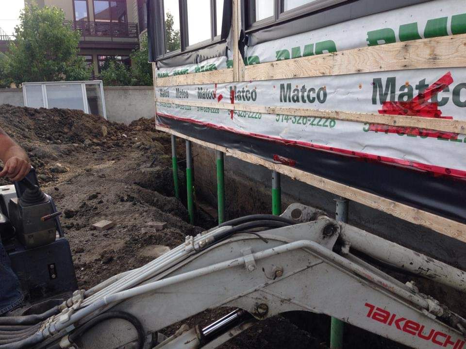 Une excavatrice takeuchi creuse un trou dans le sol