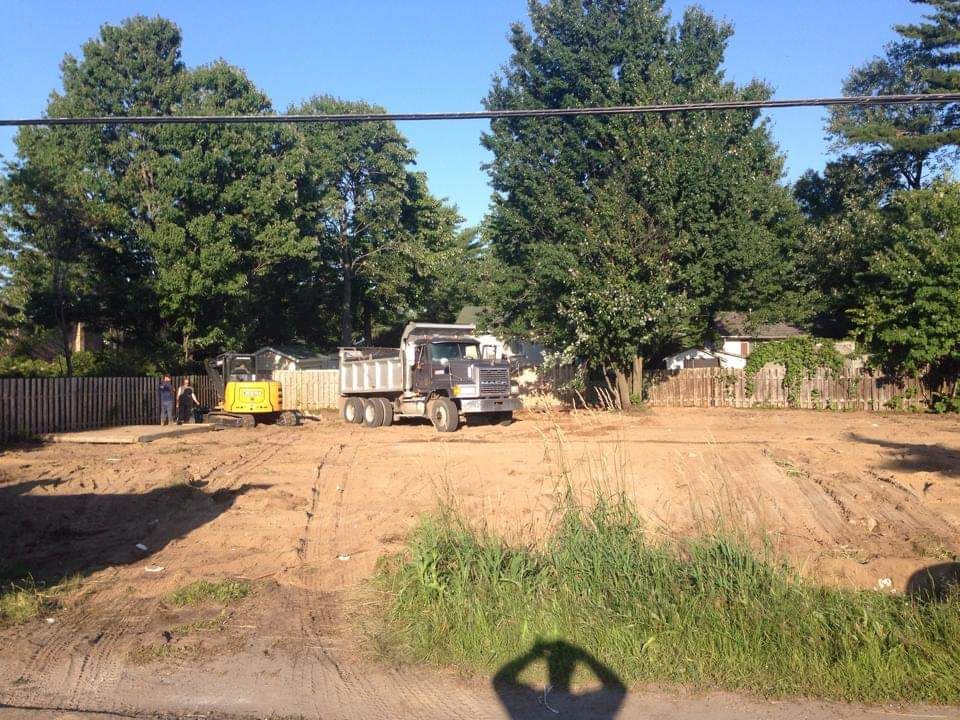Un camion-benne est garé au milieu d'un champ de terre
