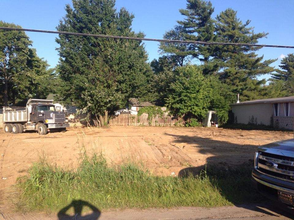 Un camion-benne est garé au milieu d'un champ de terre
