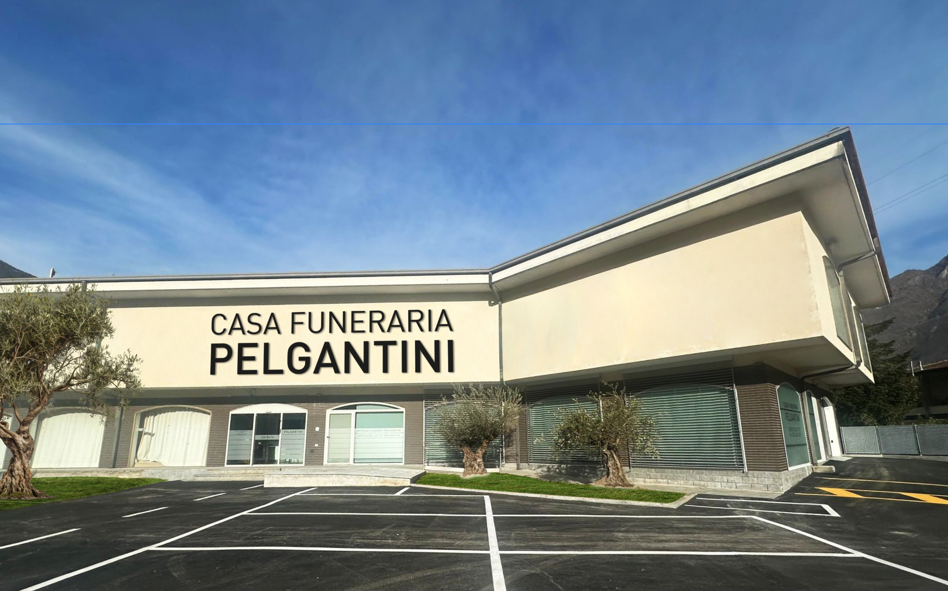 Edificio della Casa Funeraria Pelgantini con insegna in italiano, esterno beige chiaro, cielo azzurro, parcheggio.