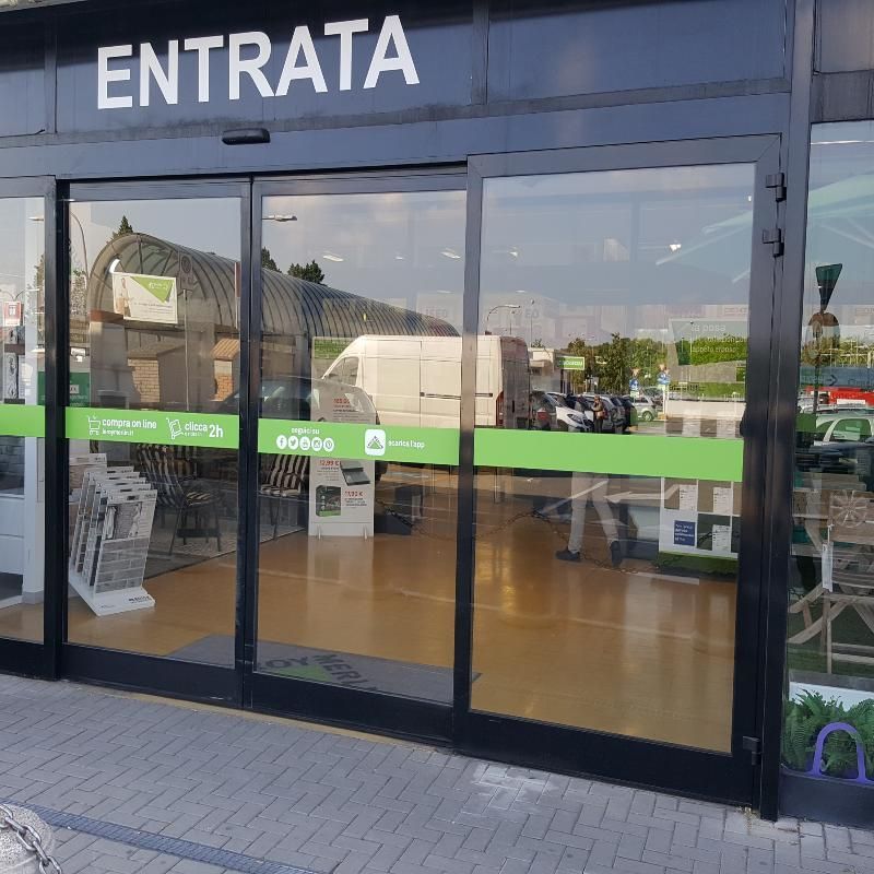 Una vetrina con un cartello che dice entrata