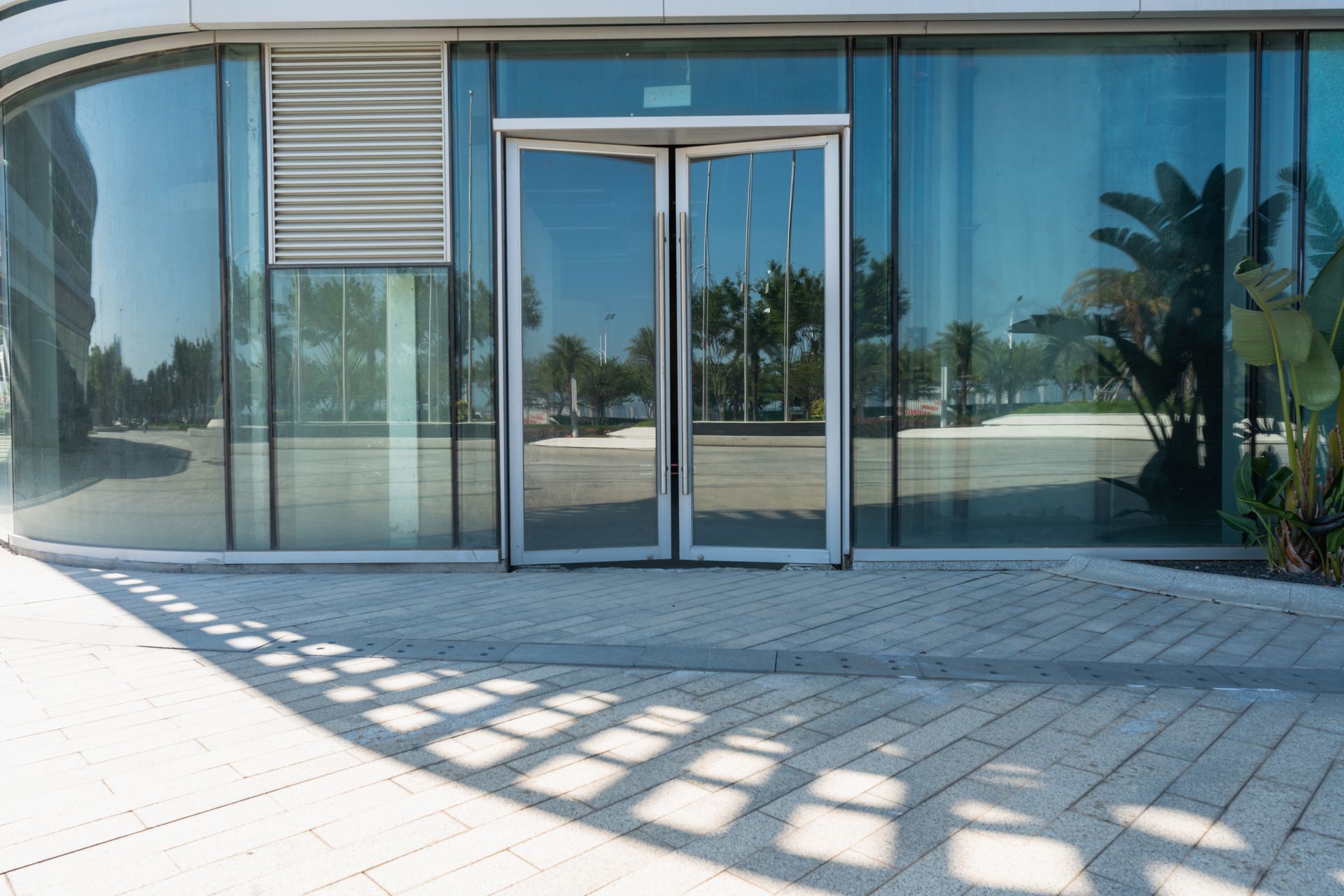 Un grande edificio con molte finestre e porte.