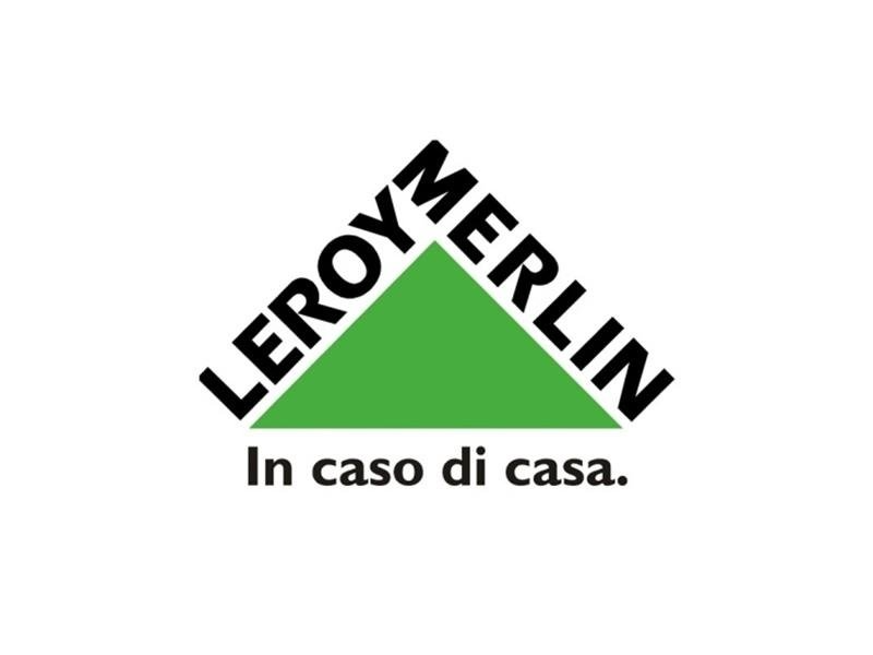Un logo Leroy Merlin con un triangolo verde su sfondo bianco