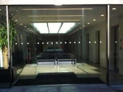 L'interno di un edificio con una porta scorrevole in vetro