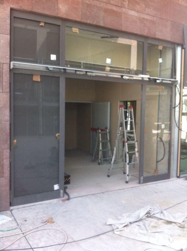 Una scala è posizionata all'esterno di un edificio in costruzione