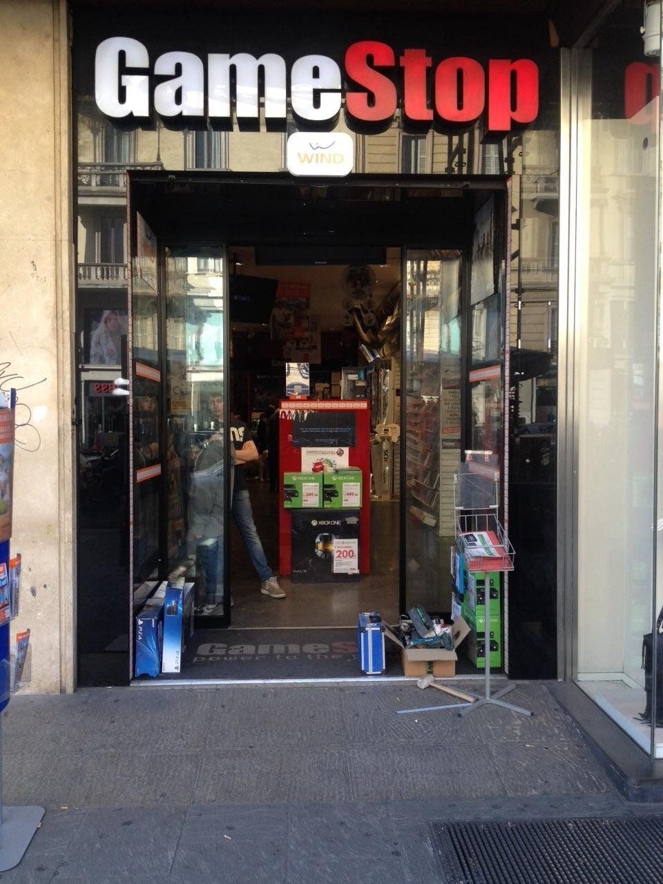Un negozio Game Stop con un uomo in piedi sulla porta