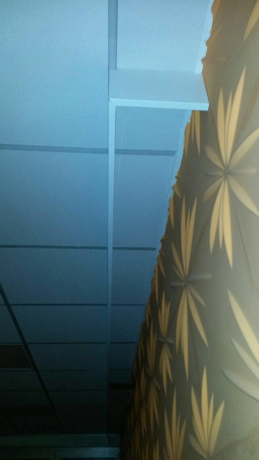 Una stanza con un soffitto e una parete con un motivo.