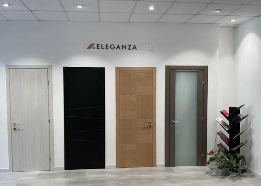 Esposizione in showroom di campioni di finestre in vari colori e stili.