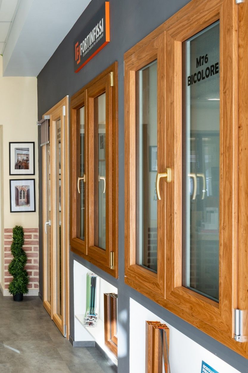 Finestre e porte esposte in uno showroom, in varie finiture di legno.