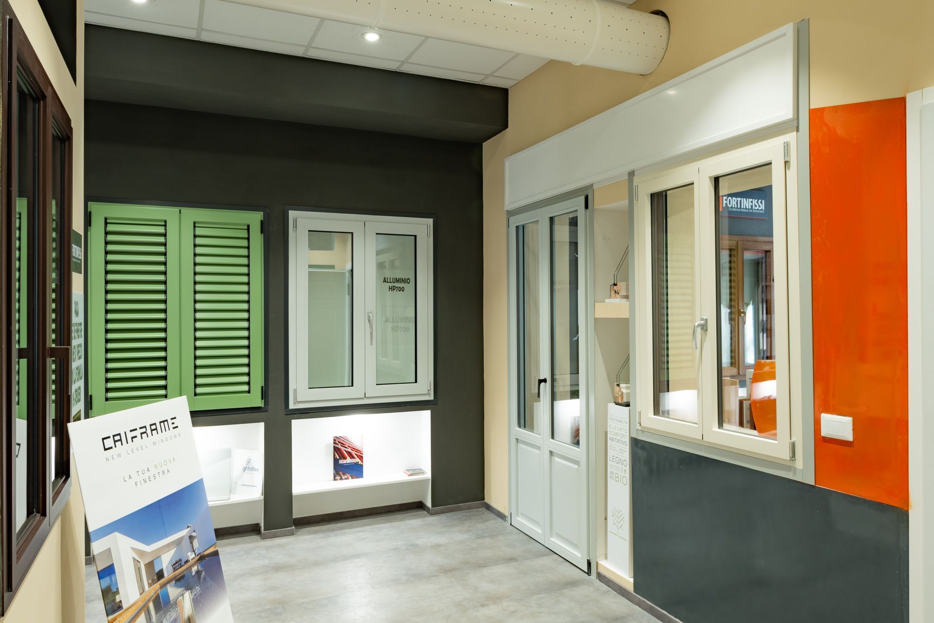 Vetrina interna con vari stili di finestre in uno showroom.
