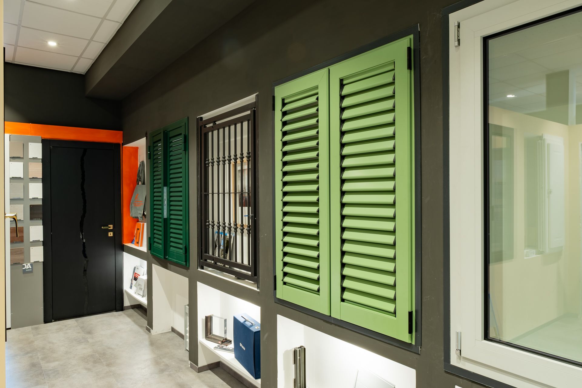Showroom con vari campioni di finestre e porte in diversi colori e stili.