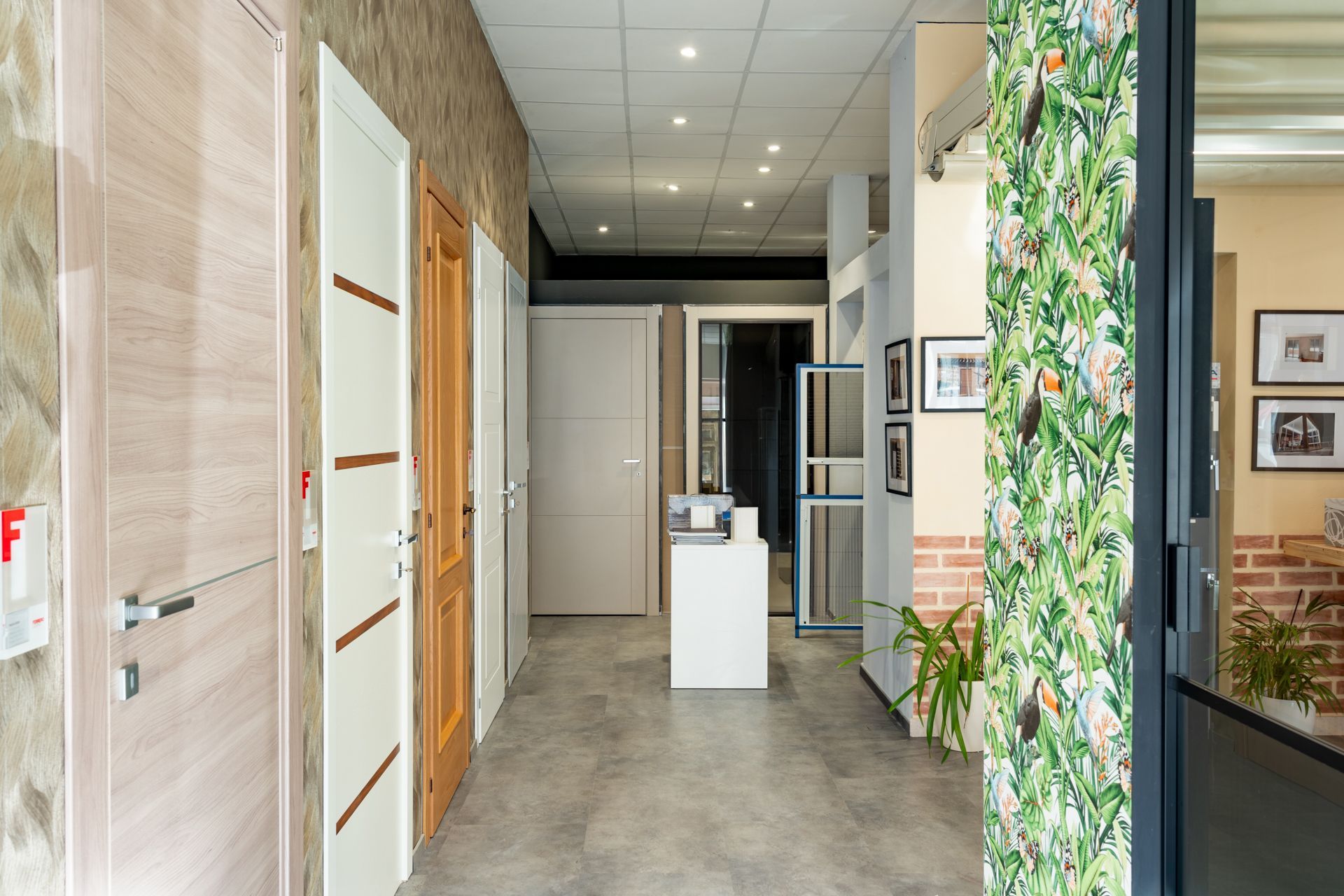 Showroom di porte per interni con vari stili di porte in esposizione.
