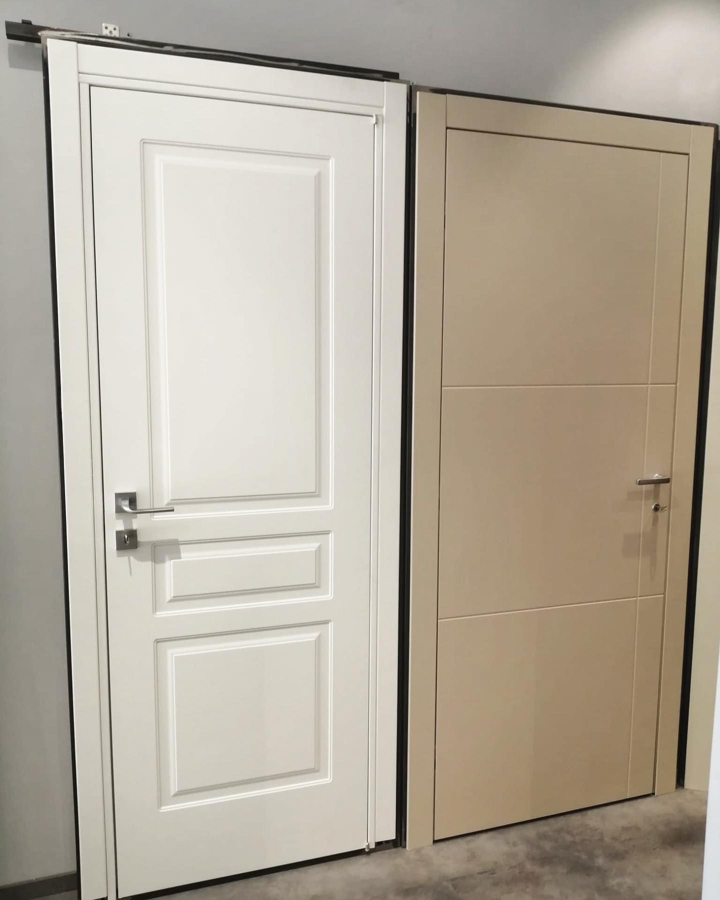 Due porte interne: una bianca con pannelli, l'altra color cuoio con scanalature orizzontali.