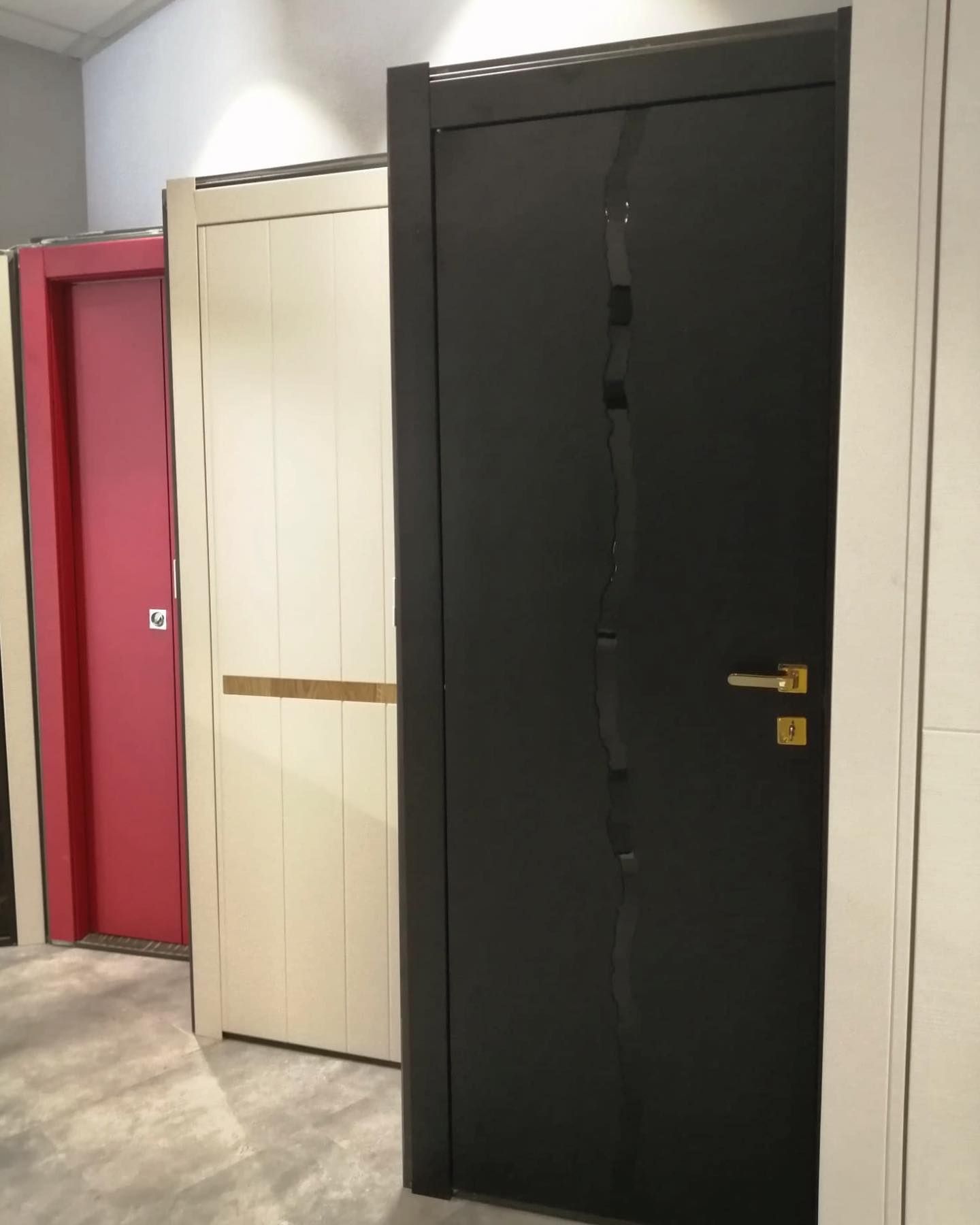 Tre porte interne: rossa, bianca e nera con ferramenta dorata. Esposte all'interno.