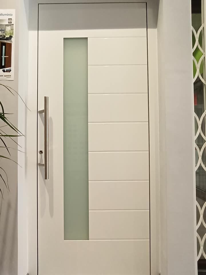 Porta d'ingresso bianca con pannello in vetro smerigliato e pannellatura orizzontale; design moderno.
