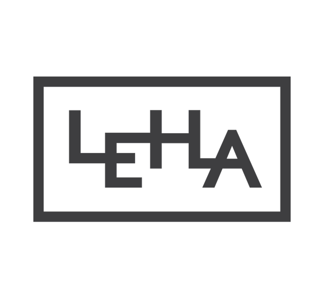 Logo di testo LEHA all'interno di un bordo rettangolare grigio.