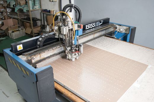 Impianto idraulico industriale con guarnizioni e giunti visibili