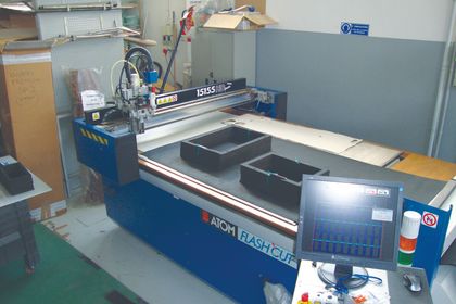 Gamma di guarnizioni industriali su tavolo da lavoro