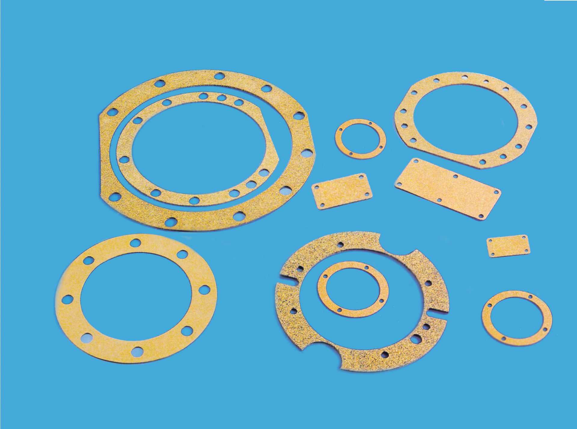 Flange e guarnizioni metalliche circolari assortite su sfondo blu