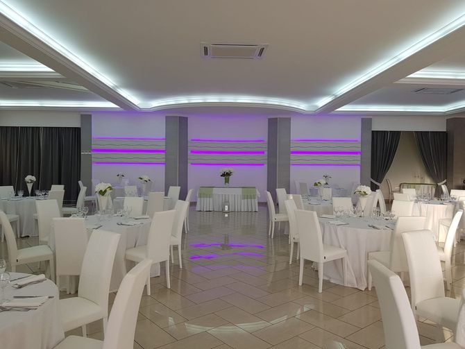 sala ricevimenti allestita