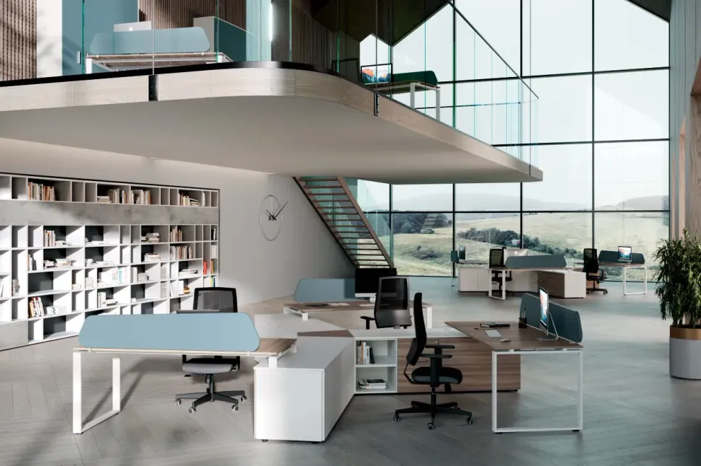 Designer al lavoro su planimetria di ufficio moderno