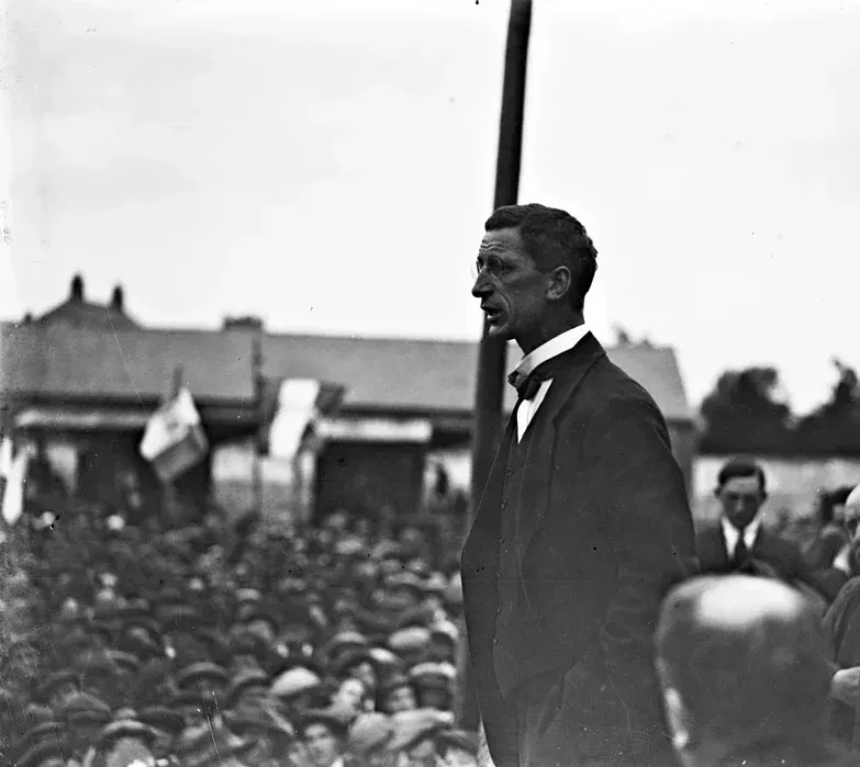 De Valera speaking to a crowd 1917
