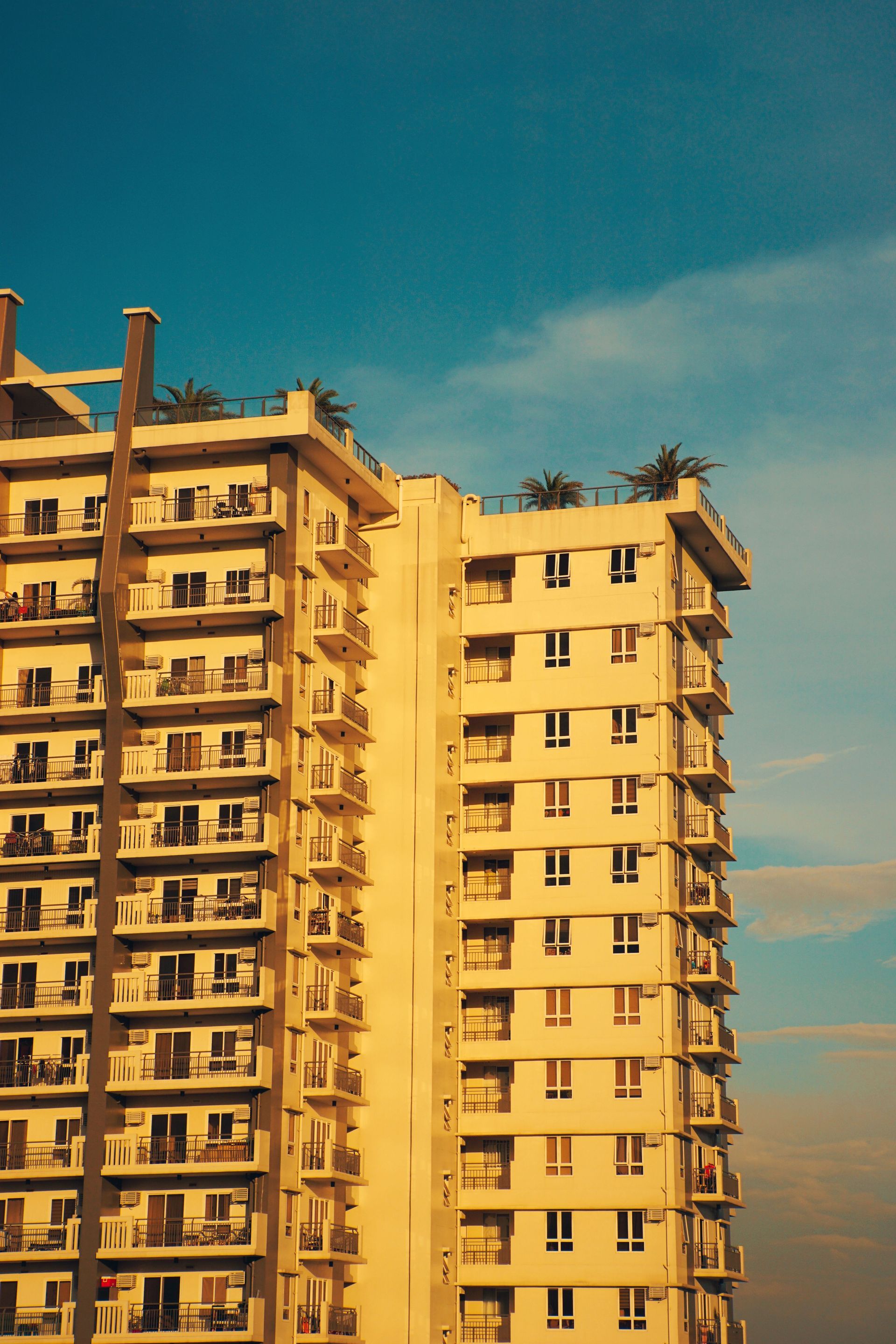 Comprador de condominio en Florida revisando elegibilidad hipotecaria.