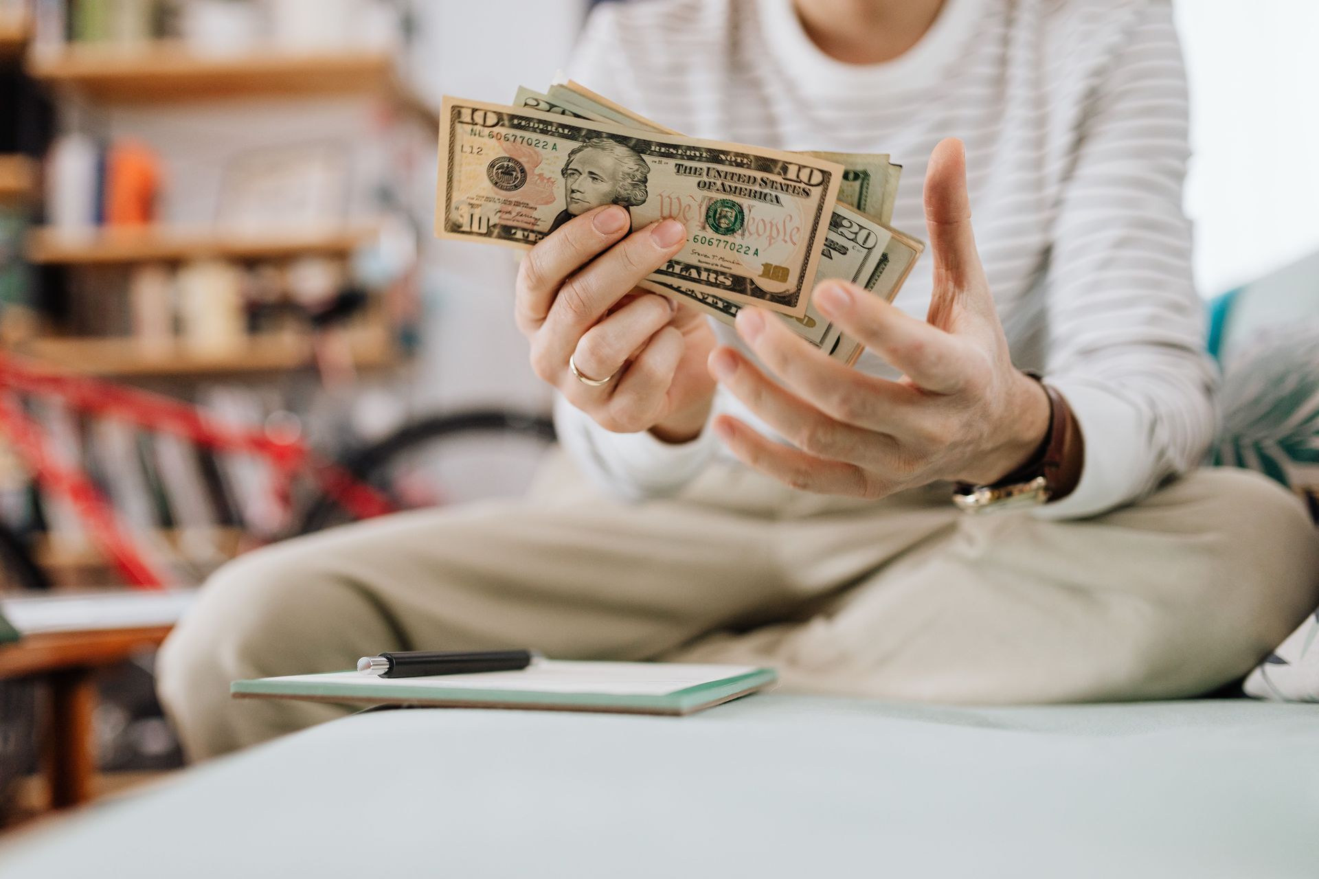 Comprador de vivienda en Florida revisando el dinero necesario para comprar una casa