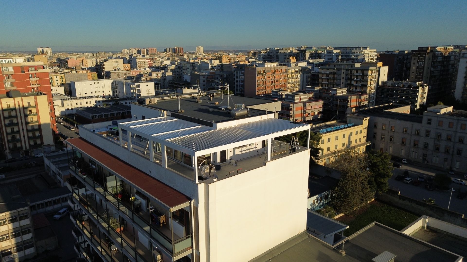 Vista dello skyline della città da un punto di osservazione elevato, con edifici e tetti in primo piano.