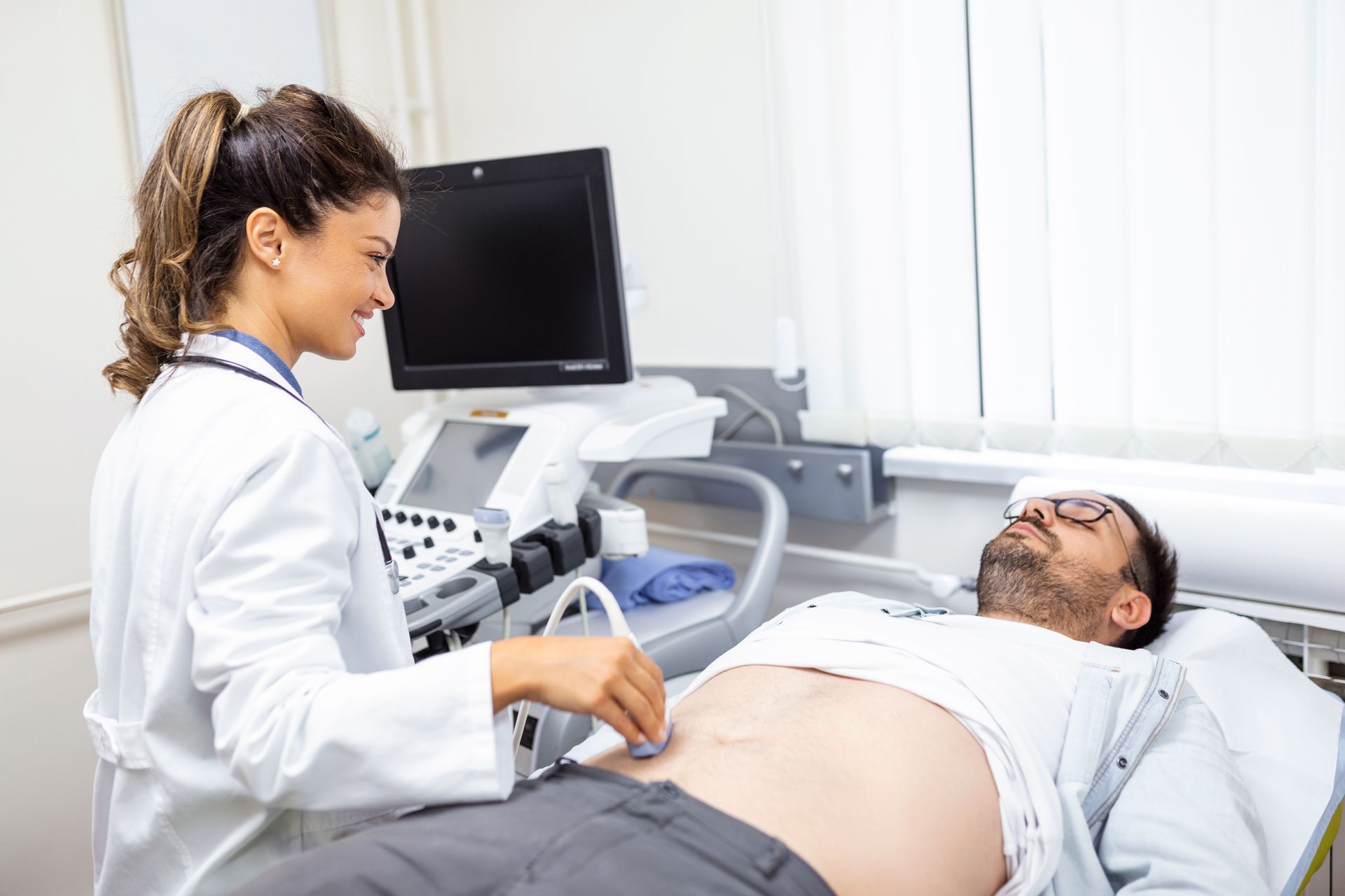 imagem de mulher examinando paciente com gordura no fígado