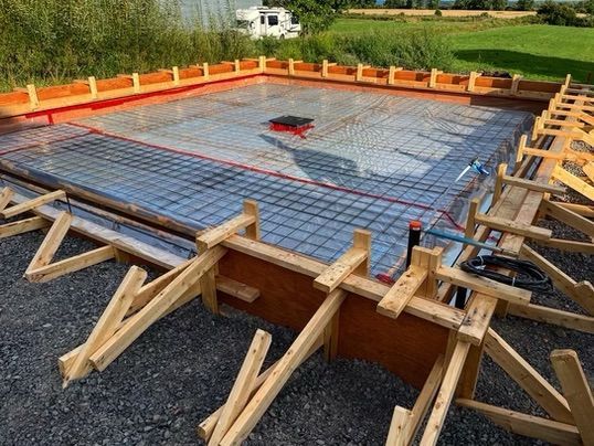 Coffrage de fondation en béton avec treillis d'armature en acier, à l'extérieur.