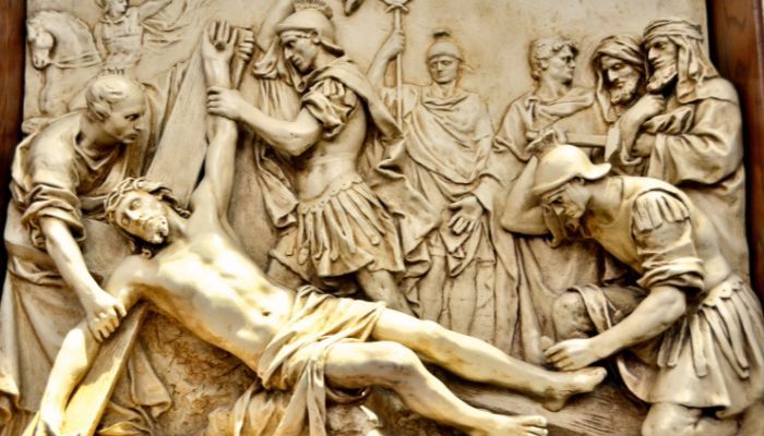 León XIV hace historia en su primer Vía Crucis: el Papa que cargó la ...