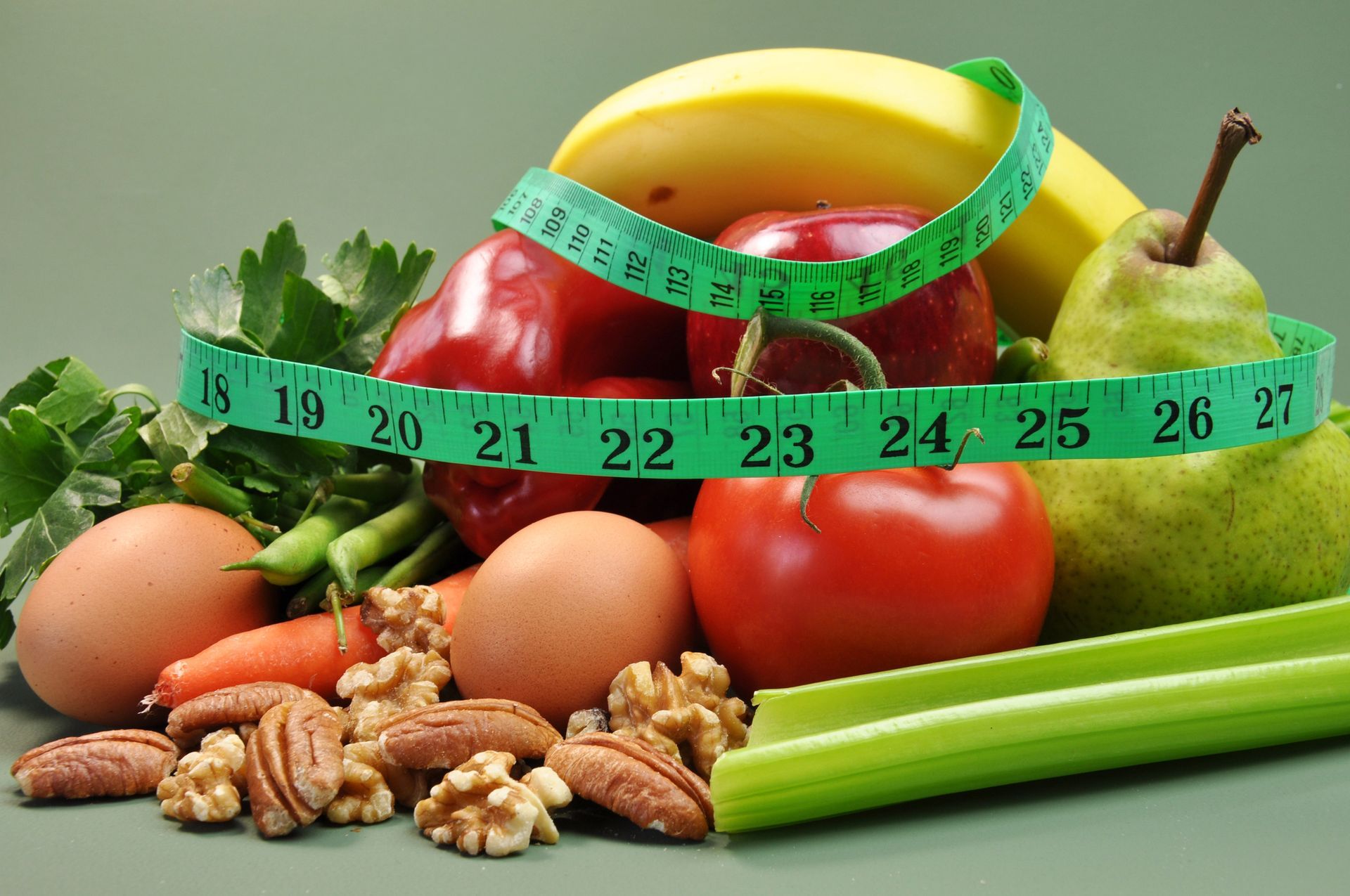 Frutta, verdura, noci, uova e un metro a nastro, per promuovere un'alimentazione sana e la gestione del peso.