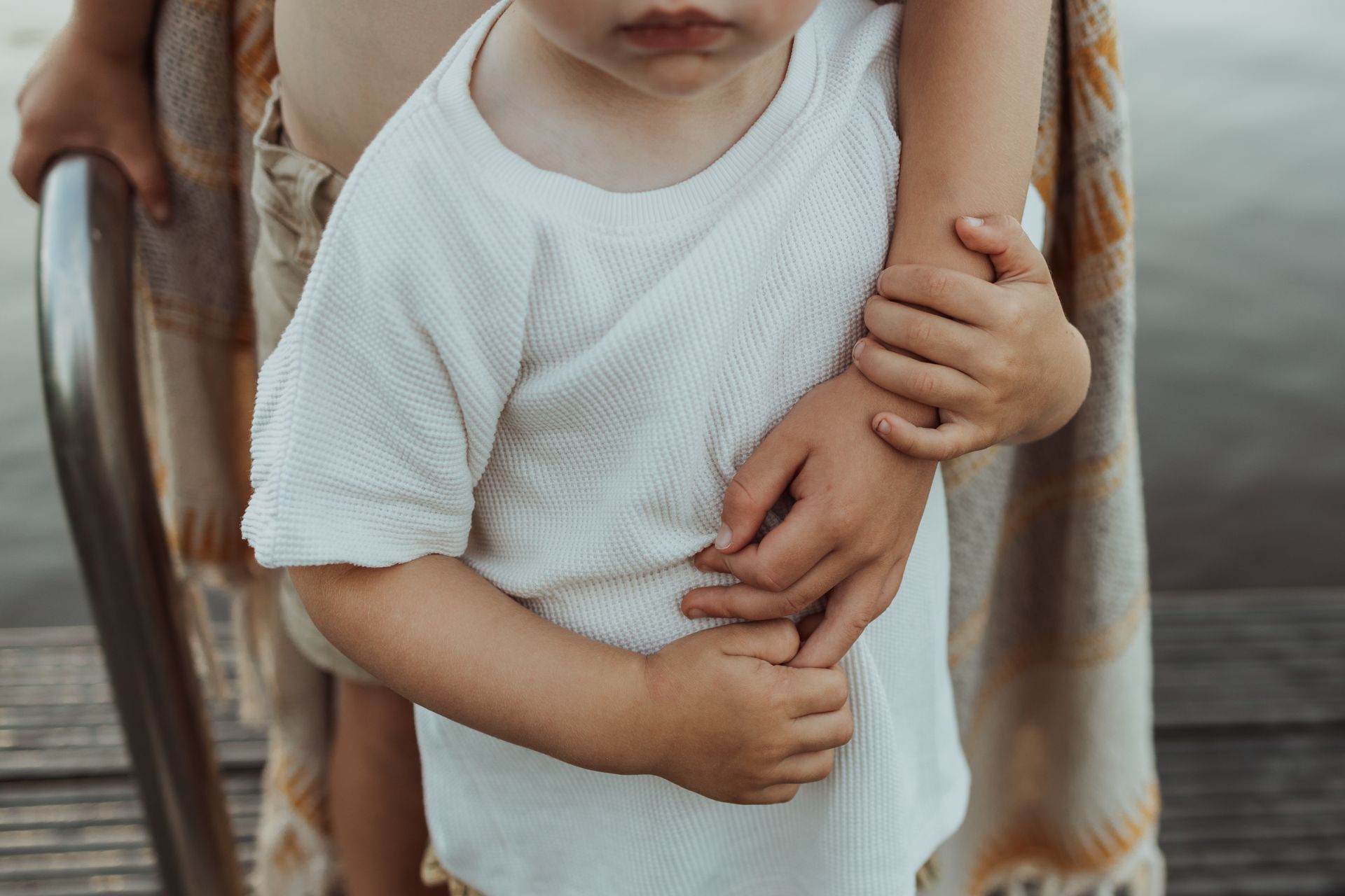 Die handjes! Zo lief! Broers houden elkaar vast