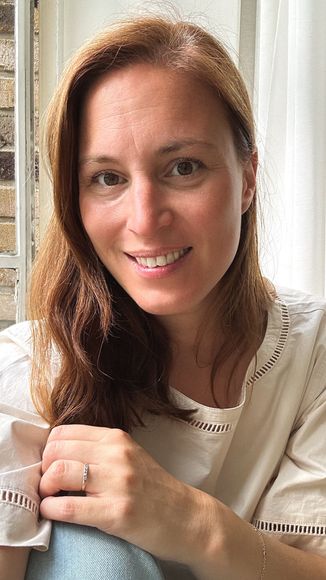 Portret van lachende fotograaf Anique van Sibbe fotografie