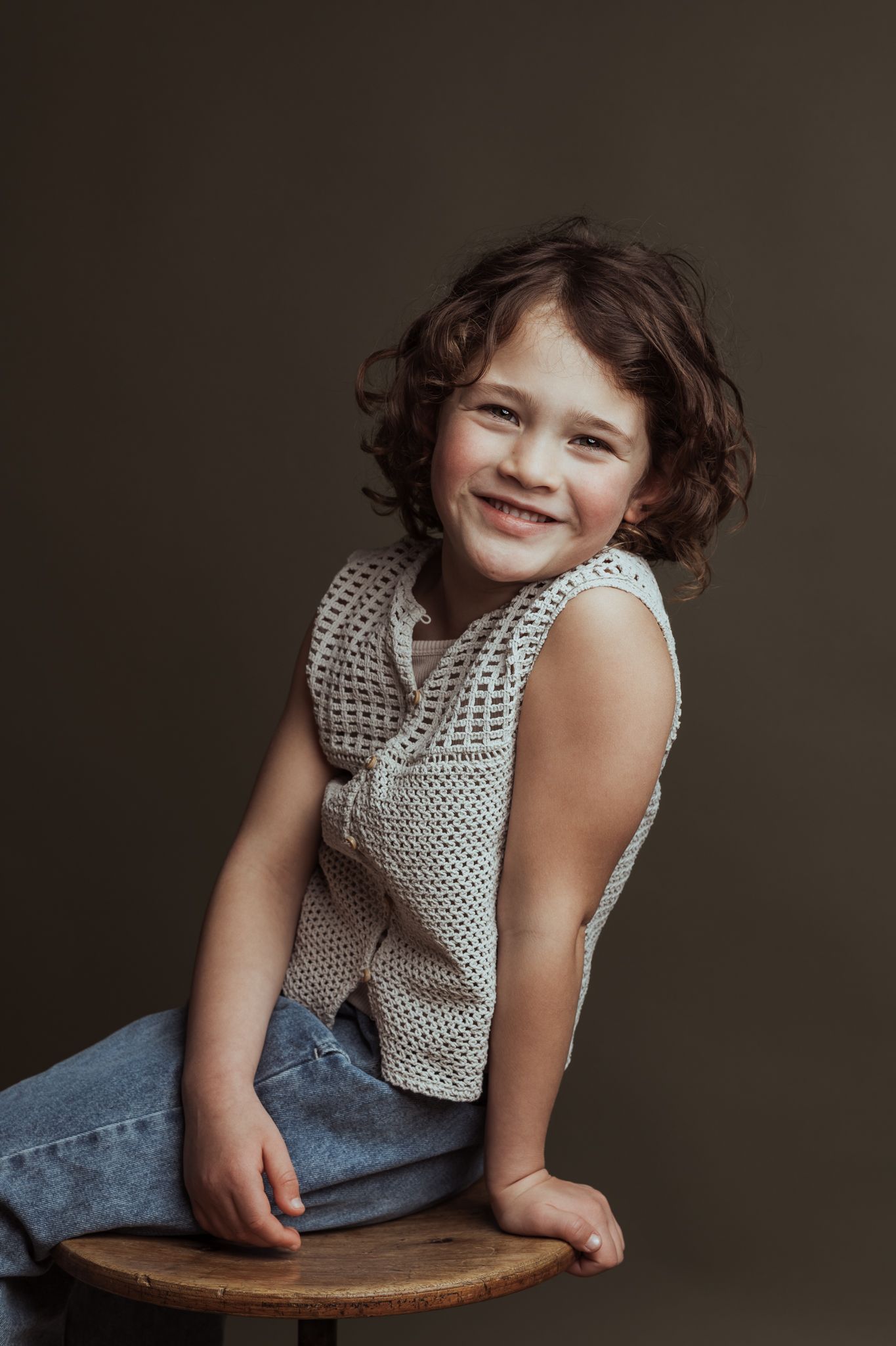 Tijdloos kinderportret van een lachend meisje in de fotostudio van Sibbe fotografie in Amersfoort.