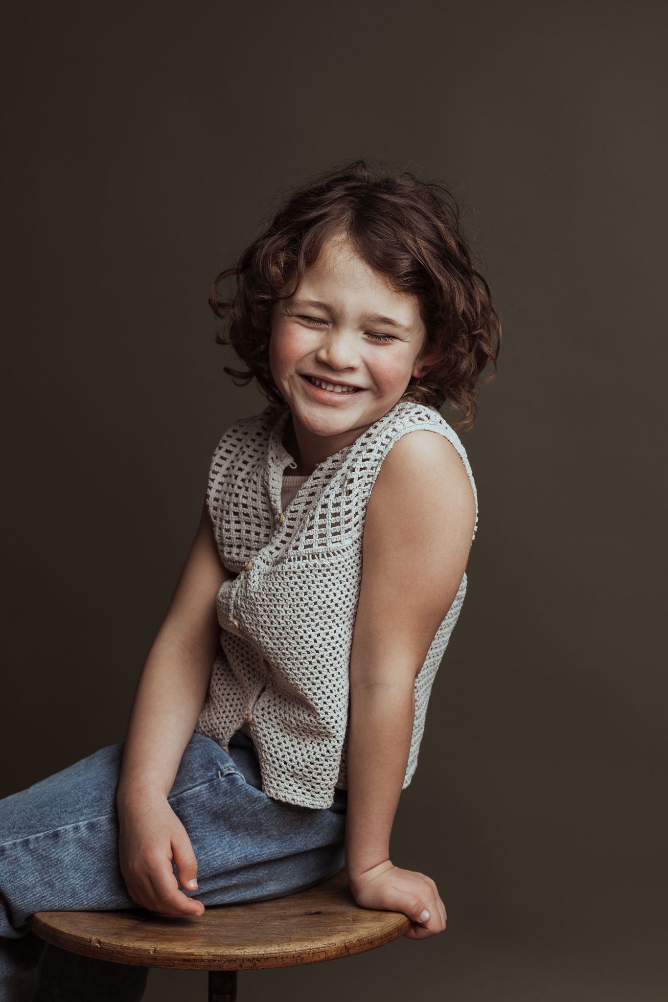Lief kinderportret van een lachend meisje in de Sibbe studio in Amersfoort
