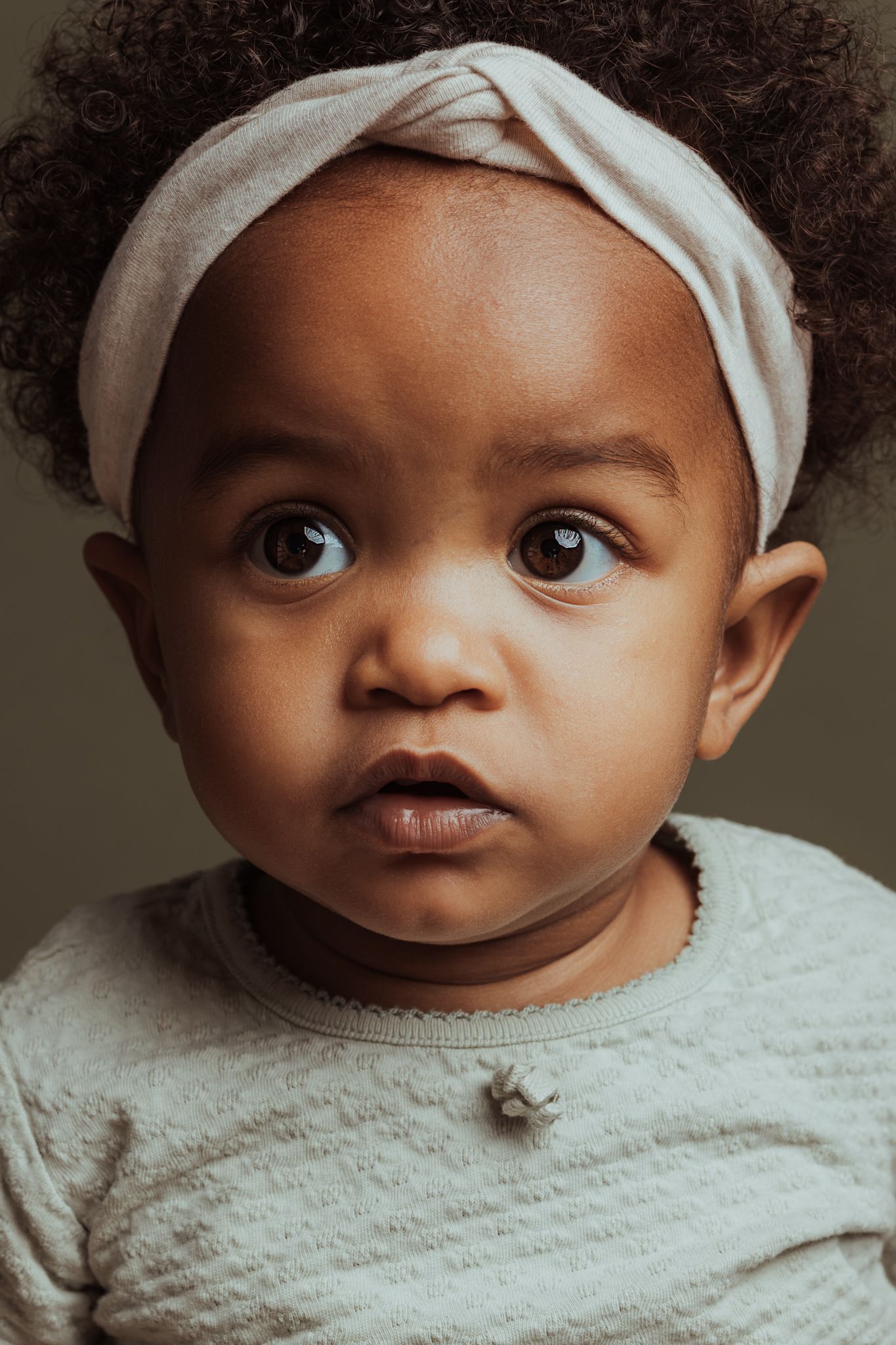 Studioportret van een babymeisje met roze haarband in de Sibbe studio in Amersfoort