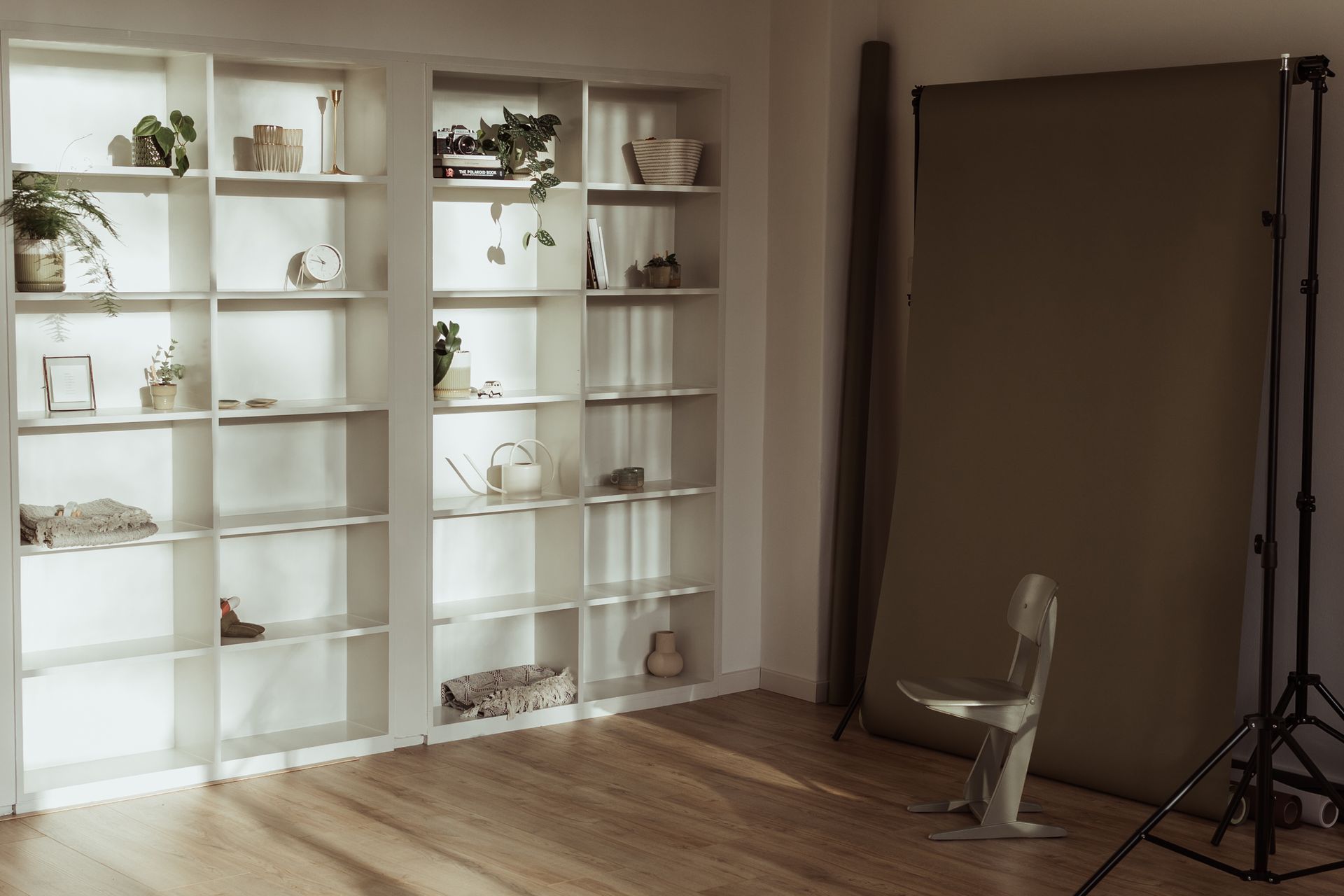 Lichte, moderne fotostudio met een houten vloer en een groot groen fotografiedecor, in een daglichtstudio in Amersfoort
