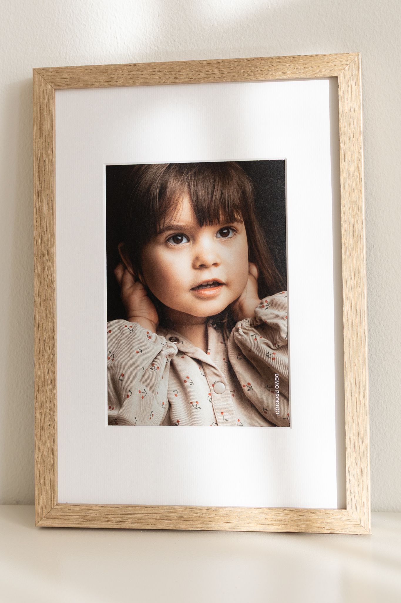 Een met passe-partout ingelijst portret van een meisje, in mooi zonlicht in een daglichtstudio in Amersfoort.
