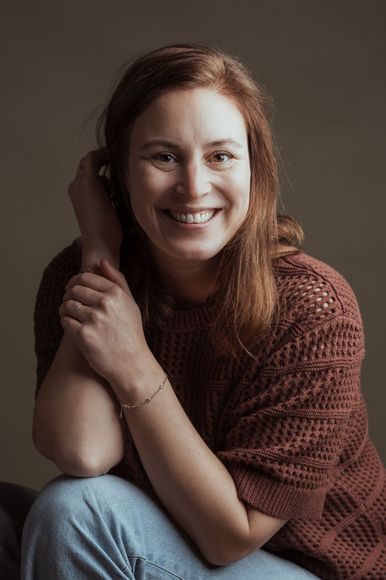 Portret van lachende fotograaf Anique van Sibbe fotografie