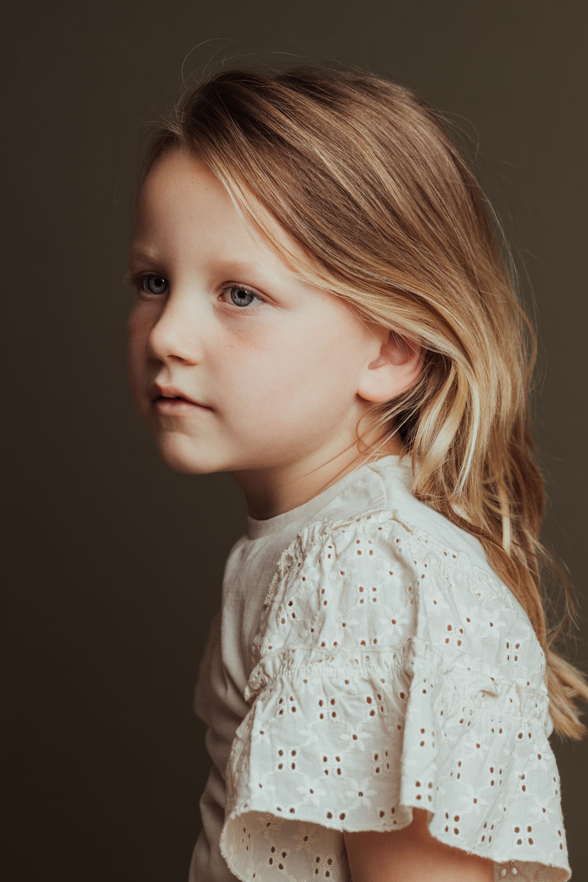 Dromerig kinderportret in fotostudio van Sibbe fotografie.