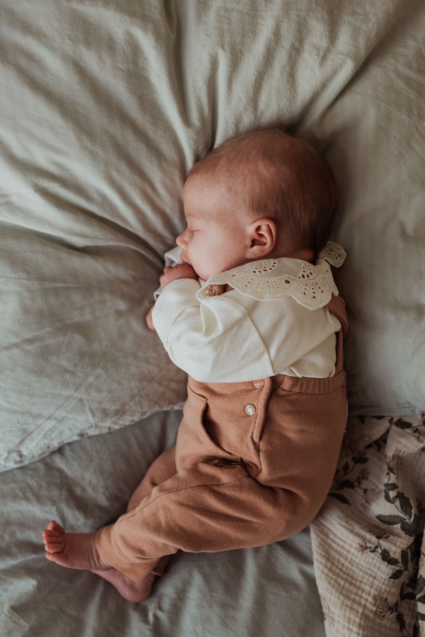 Newborn meisje met kantkraagje