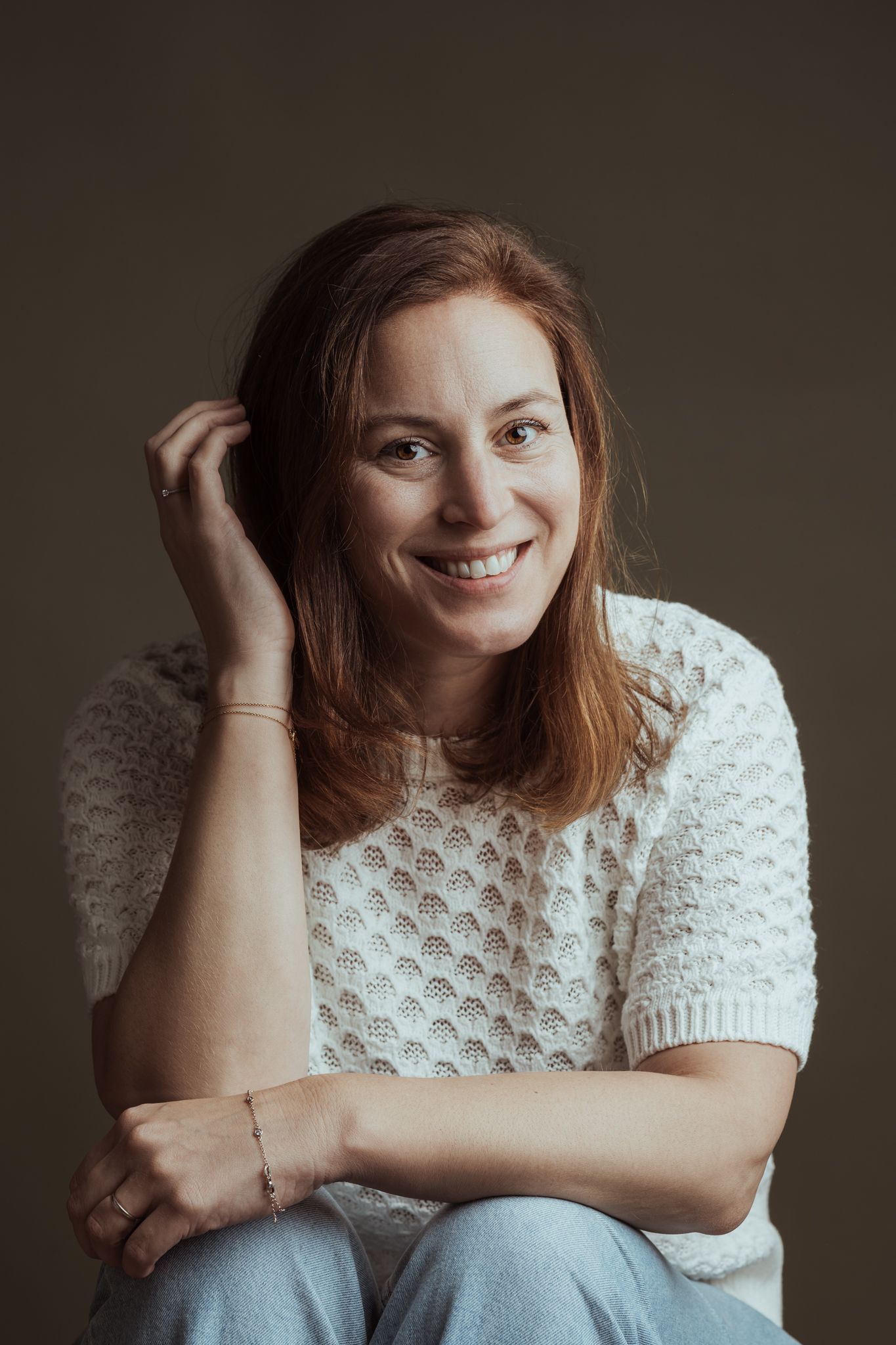 Waarom ik hier zo blij kijk? Pizza en wijn!b Portret van de fotograaf met een lach